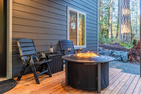 Fireside evenings with wine under the forest canopy