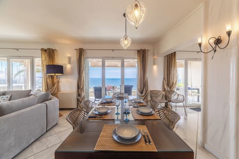 Superior Villa, Sea View | Dining room