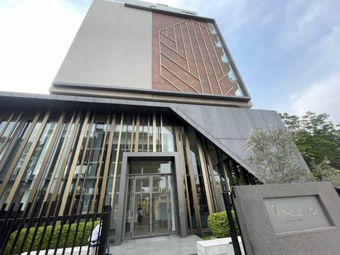 Deluxe Studio Suite, City View | Exterior detail