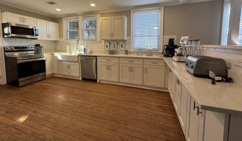 Sea You Soon - large fully equipped kitchen, lots of counter space, cold breakfast bar, and hot and cold beverage bar.