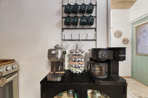 For the latte lovers, espresso enthusiasts, and “just give me caffeine” crowd—this coffee station delivers happiness one mug at a time.