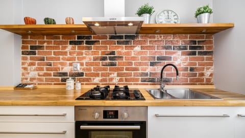 Comfort Apartment, City View | Private kitchen