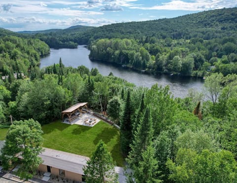 Stunning lakefront view of Rockway Motel grounds, mountains and lake