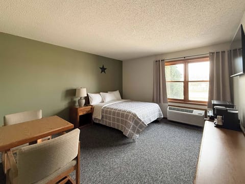 Laptop workspace, blackout drapes, iron/ironing board, free WiFi