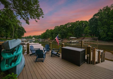 Welcome to Heron's Hideaway. Enjoy sitting at the dock or exploring the lake with the kayak & paddle boards.