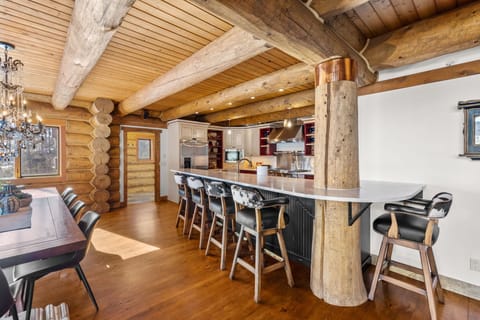 Large breakfast bar with seating for 5 people.