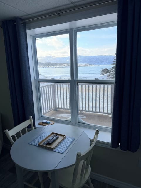 Apartment, 1 King Bed, Kitchenette, Ocean View | Dining