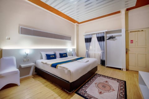 Desk, free WiFi, bed sheets