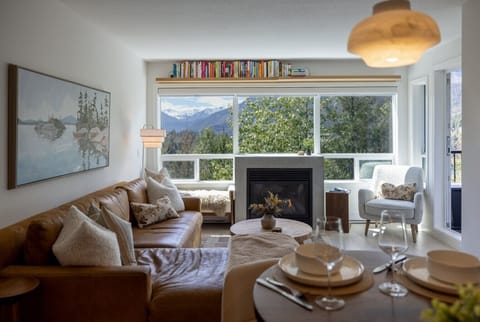 Welcome to Sundance- Steps from the lifts and Creekside Village (coffee shops, ski and bike rental shops, bars, amazing restaurants and more). This 2 Bedroom, 2 bathroom condo- fully updated in Spring 2026 is a perfect spot for any family!