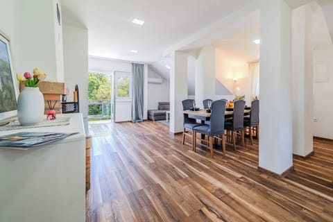 Family House, 4 Bedrooms, 2 Bathrooms (4 - Bedroom House With Hot Tub &) | Dining