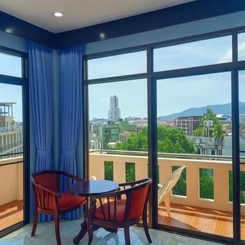 Deluxe Double Room, Balcony, City View | Interior