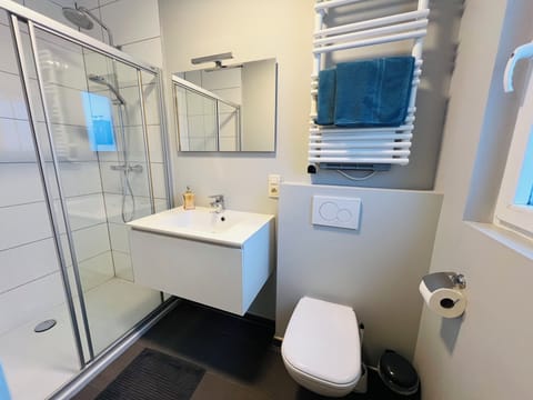 Deluxe Double Room | Bathroom | Towels, soap, shampoo, toilet paper