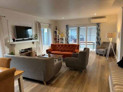 The Ducks Nest Ocean Retreat spacious lounge