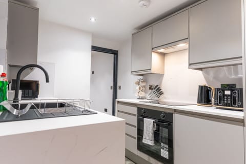 Panoramic House, Ensuite | Private kitchen | Full-size fridge, microwave, oven, stovetop