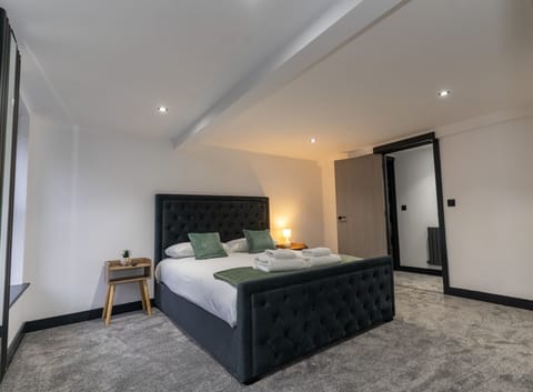 Panoramic House, Ensuite | Iron/ironing board, free WiFi