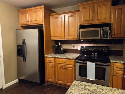 Full kitchen with Kuerig and Complimentary K-Cups.