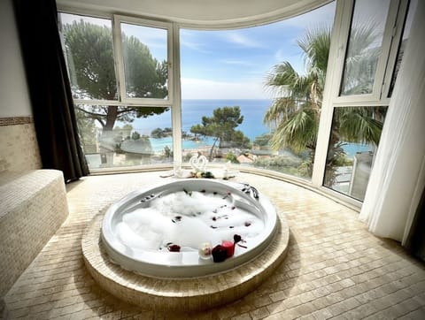 Grand Studio Suite, Sea View | Minibar, in-room safe, bed sheets