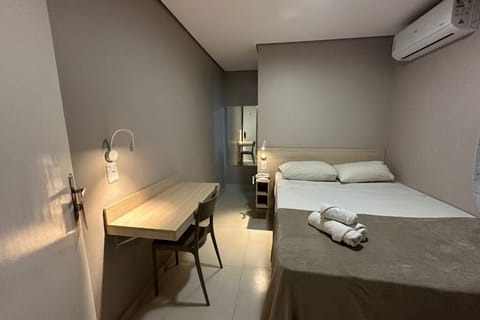Economy Single Room | Desk, laptop workspace, soundproofing, free WiFi