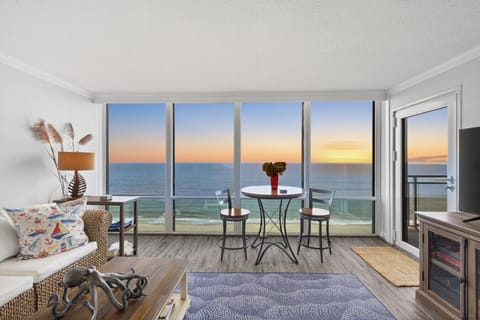 Endless blue horizons and natural light, your oceanfront moment, all day long.