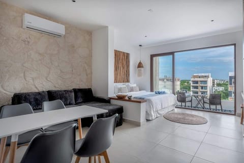 The studio is very spacious and bright. It has an excellent layout and is very comfortable.