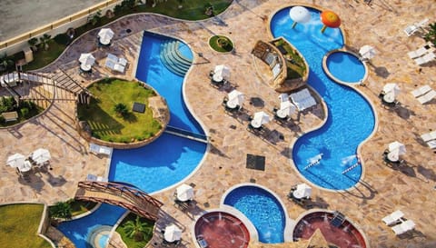 Piscinas termais do complexo, com áreas para relaxar e aproveitar o dia.