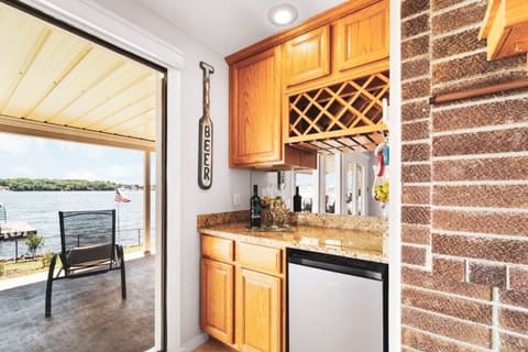 Enjoy your own cozy lakeside bar area, complete with a wine rack, mini fridge, and easy access to the deck. It’s the perfect spot to mix drinks, unwind, and savor the stunning water views just steps away.