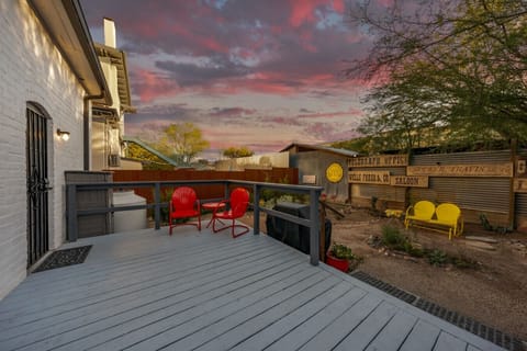 Spacious deck with outdoor seating and fenced backyard with grill and additional seating (NOTE: The deck and front and back yards are SHARED with guests who book the other side of the duplex.)