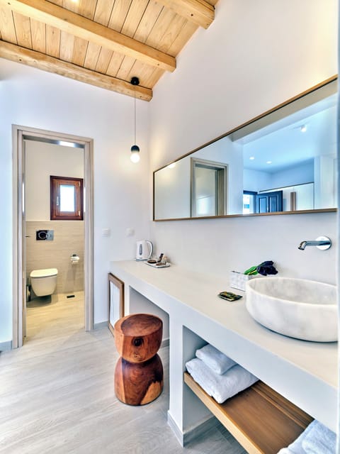 Suite Outdoor Hot Tub | Egyptian cotton sheets, premium bedding, in-room safe