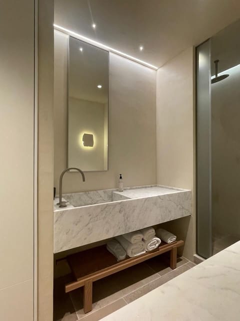 Harbor View Suite | Bathroom | Shower, hair dryer, slippers, towels