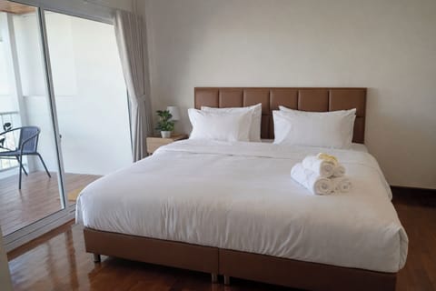 Premier Double Room | Minibar, desk, blackout drapes, iron/ironing board