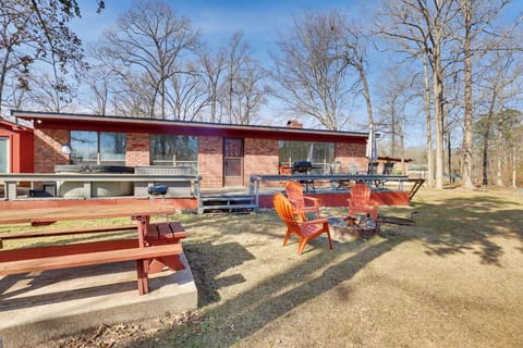 Hemphill Vacation Rental | 2BR | 1.5BA | 1,700 Sq Ft | Small Step to Enter