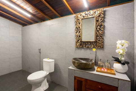 Deluxe Double Room, Balcony, Garden View | Bathroom | Free toiletries, hair dryer, towels, soap