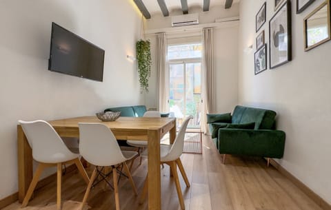 Apartment | Living area | 60-cm TV with cable channels