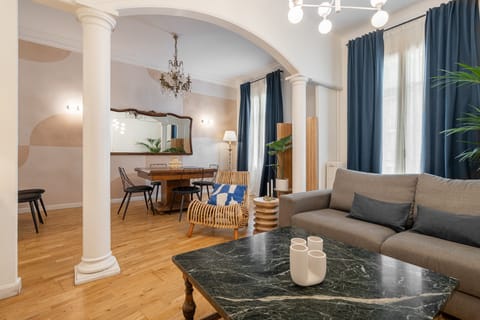 Apartment | Living room | 60-cm TV with cable channels