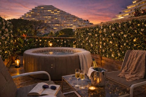 Outdoor spa tub
