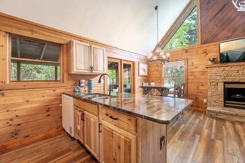 Cabin, 2 Bedrooms | Private kitchen | Fridge, oven, coffee/tea maker, toaster