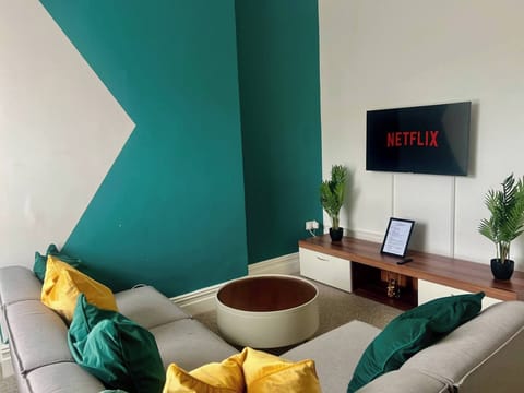 Apartment, 2 Bedrooms | Living room