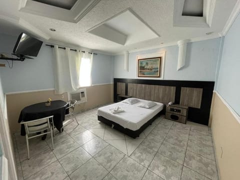 Standard Suite | Desk, free WiFi, bed sheets