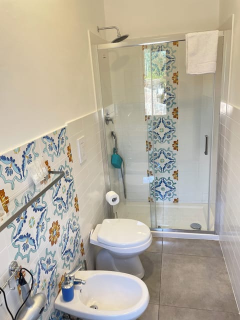 Family Quadruple Room, Courtyard View | Bathroom | Shower, free toiletries, hair dryer, towels