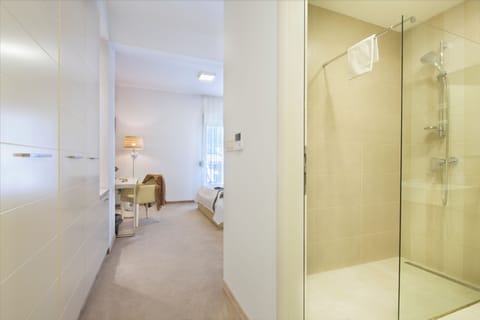 Comfort Triple Room | Bathroom | Shower, hair dryer, towels, soap