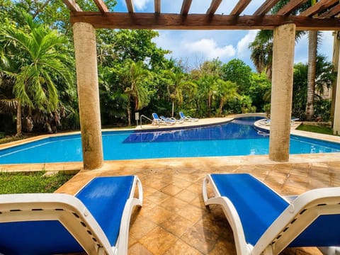 Relajate en la alberca estilo resort