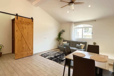 Espacio integrado con sofá cama y comedor para 4 personas.