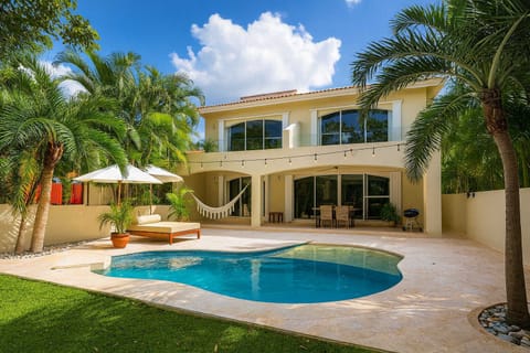 Villa privada con alberca y hamaca — rodeada de naturaleza, perfecta para familias en Puerto Aventuras.