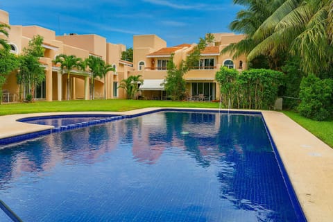 Agradable Piscina, con vistas y acceso al campo de golf