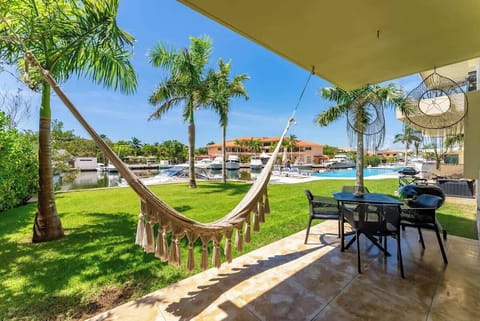 "Relájate en tu hamaca privada con vista directa a la marina – ¡tu oasis de tranquilidad en Puerto Aventuras!"