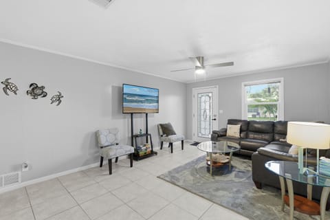 House, Multiple Beds, Kitchen, Garden View (Sun and Fun- Tranquil Turtle) | Living area