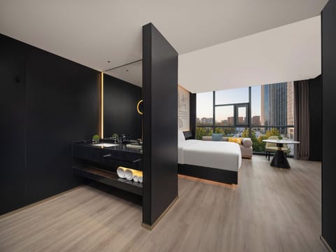 1 King Premium | Bathroom | Shower, hydromassage showerhead, free toiletries, hair dryer
