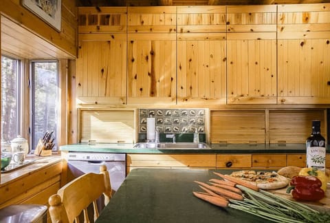 Kitchen & Dining Area
