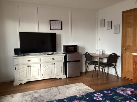 Deluxe Studio, 1 Queen Bed, Non Smoking | Living area