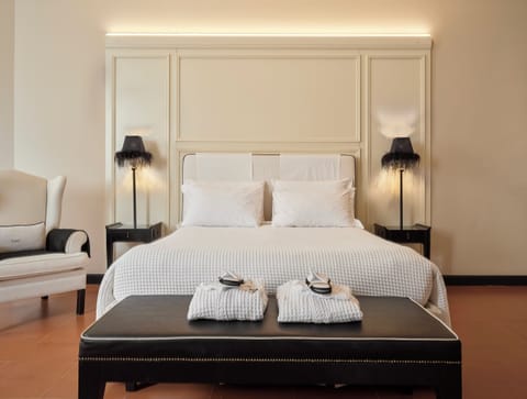 Junor Suite 1 | Hypo-allergenic bedding, minibar, in-room safe, individually decorated